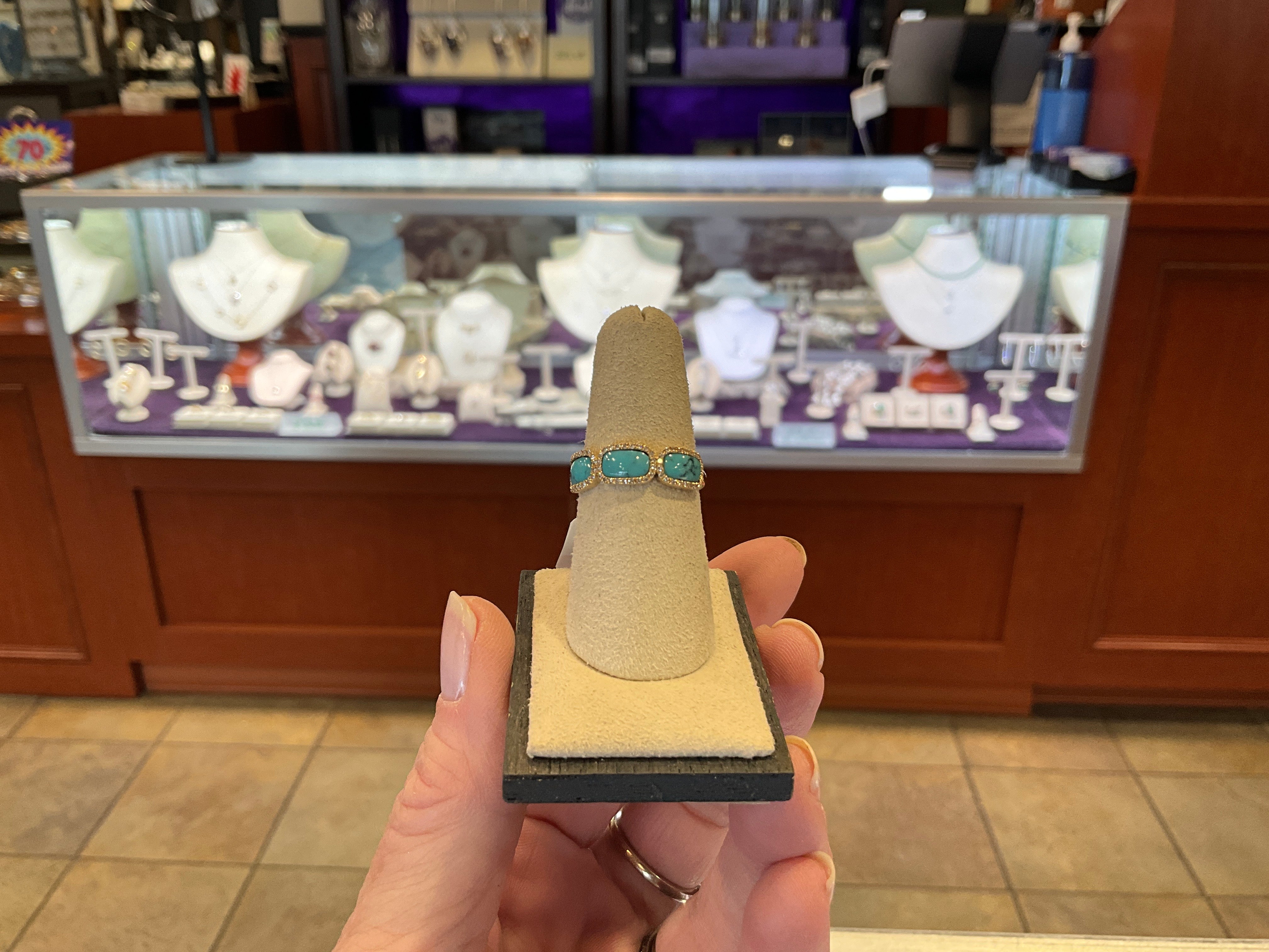 14KY Howlite .93CT/Dia .17CT 3 Stone Ring