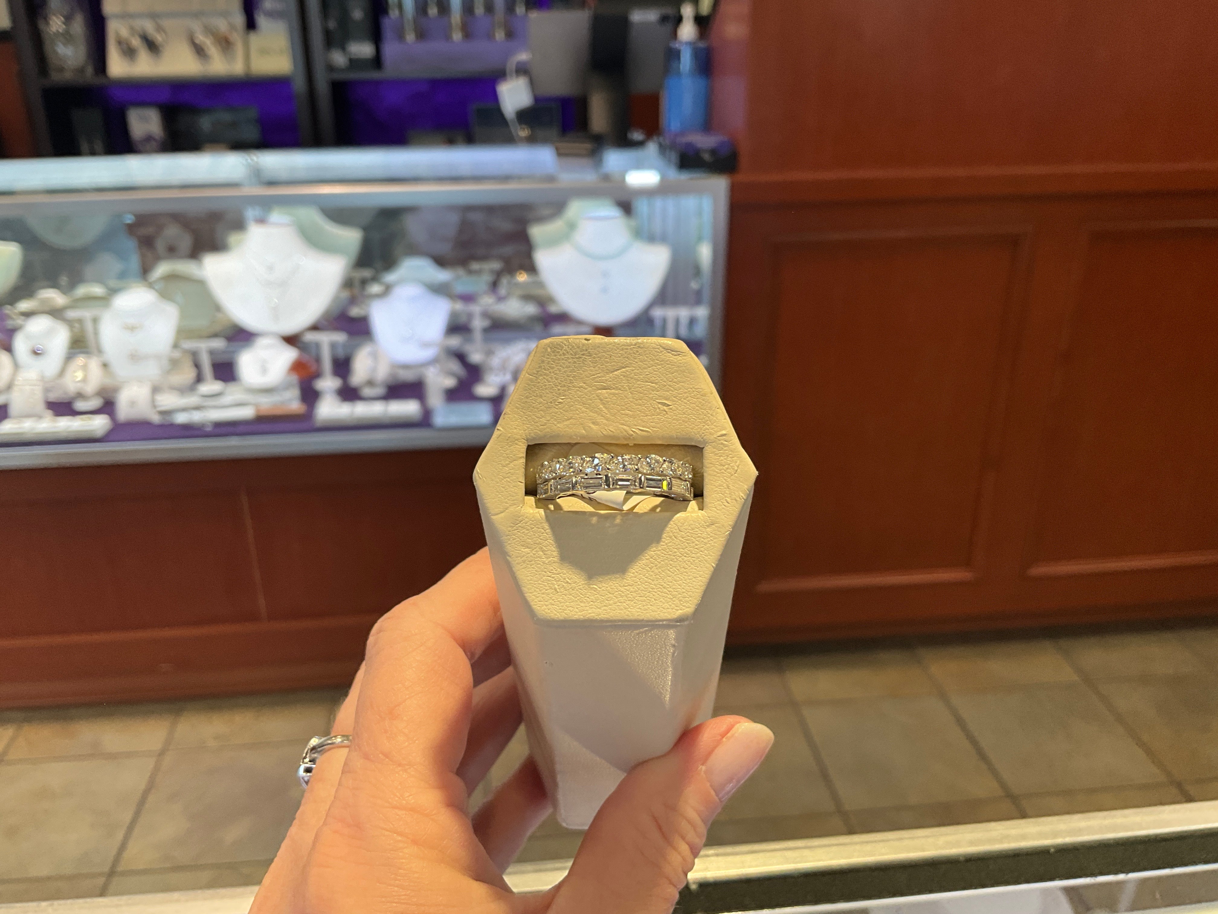 18KW Bag .59CT/MQ .92CT Ring